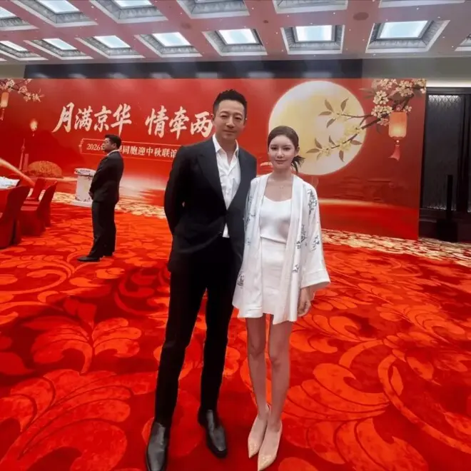 汪小菲带娃过节！玥儿穿白T恤超像大S