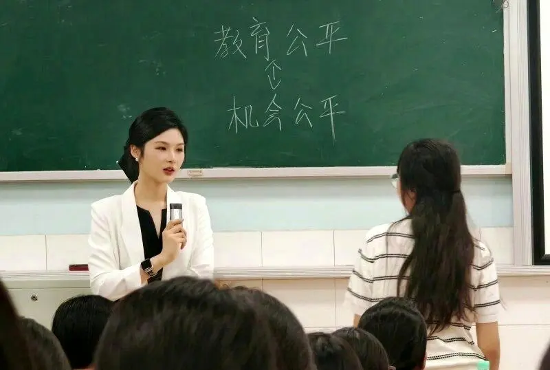 湖南31岁女副教授高颜值爆红 学生曝1细节超暖