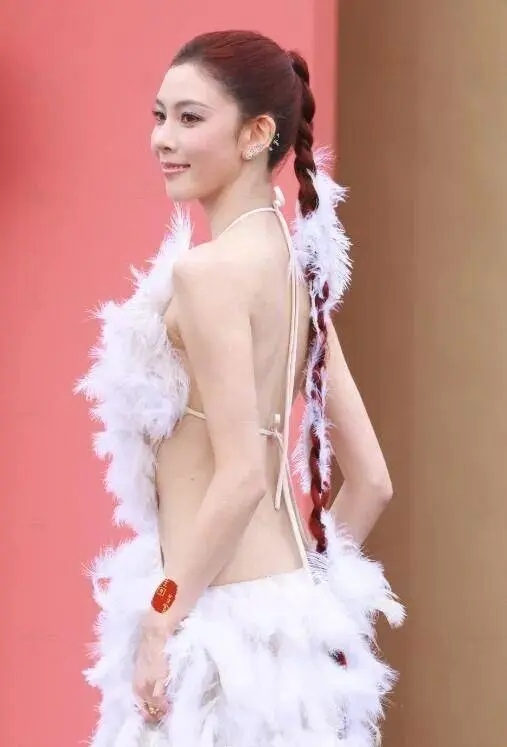 全透明、没一块布料，戚薇宋妍霏被指擦边