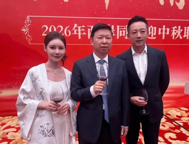 汪小菲带娃过节！玥儿穿白T恤超像大S