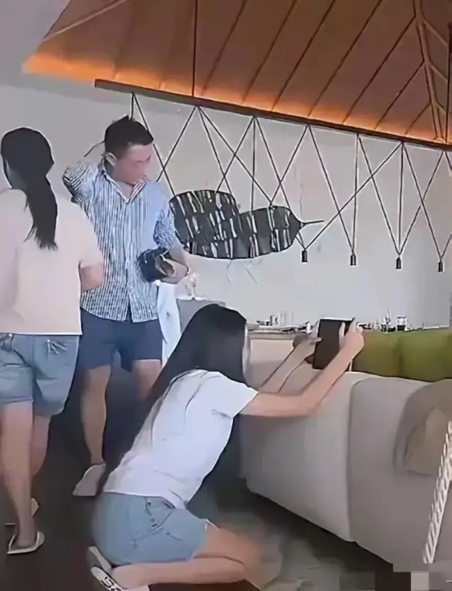汪小菲带娃过节！玥儿穿白T恤超像大S