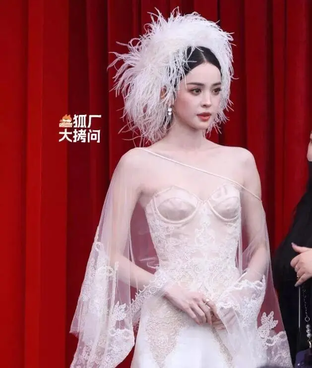 全透明、没一块布料，戚薇宋妍霏被指擦边