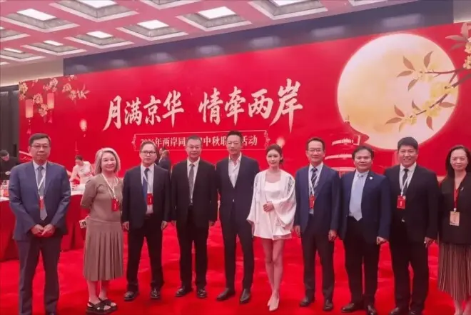 汪小菲带娃过节！玥儿穿白T恤超像大S