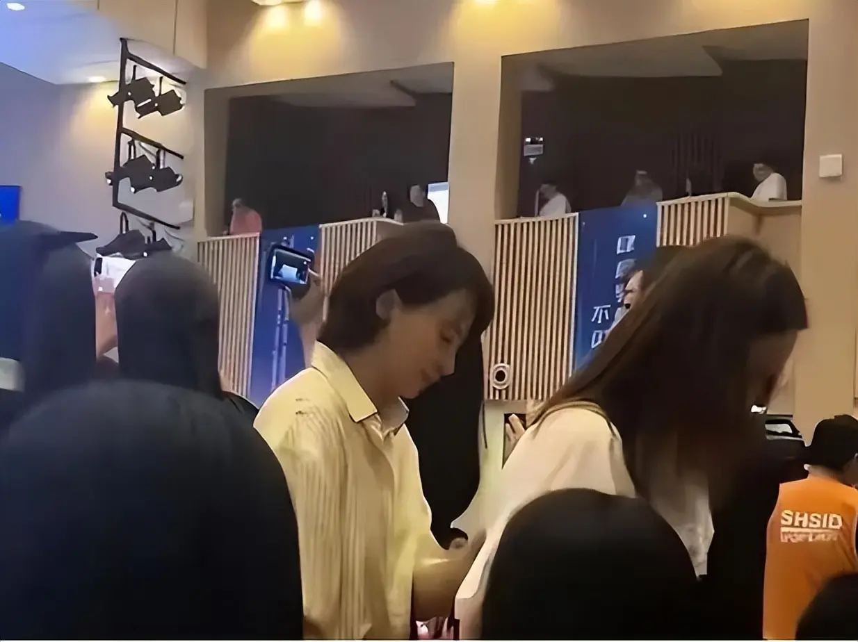 董卿复出失败，知情人曝原因：社会舆论形象差