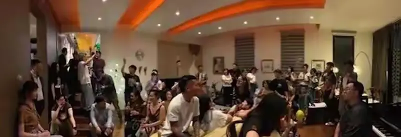 刘欢豪宅装修值千万，客厅容百人，不请保姆
