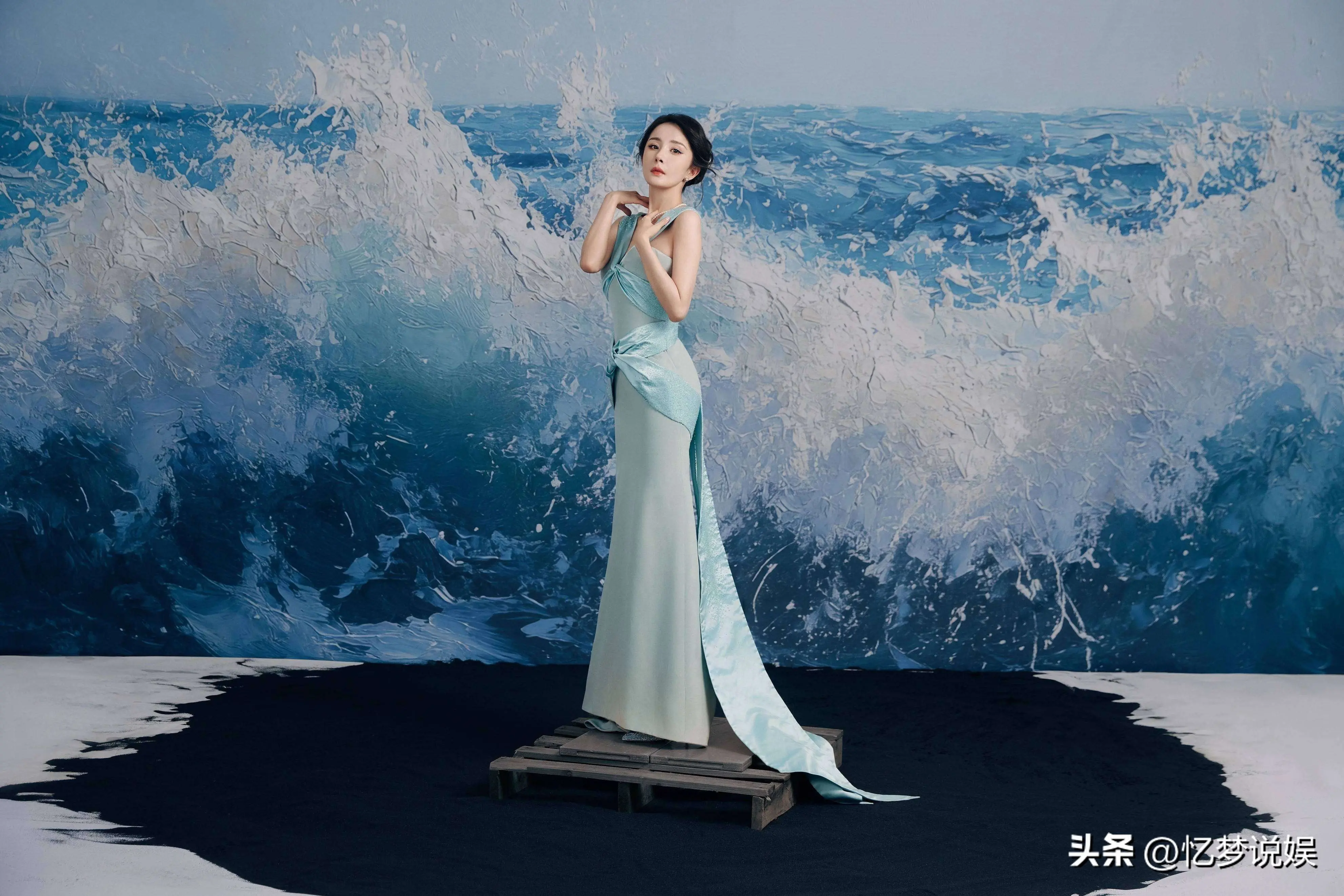 杨幂刘恺威离婚8年，小糯米12岁香港读书