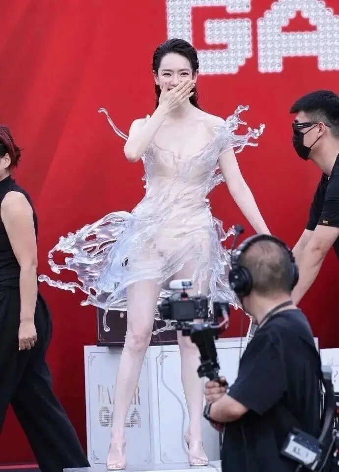 能露就露！多名中国女星被批擦边