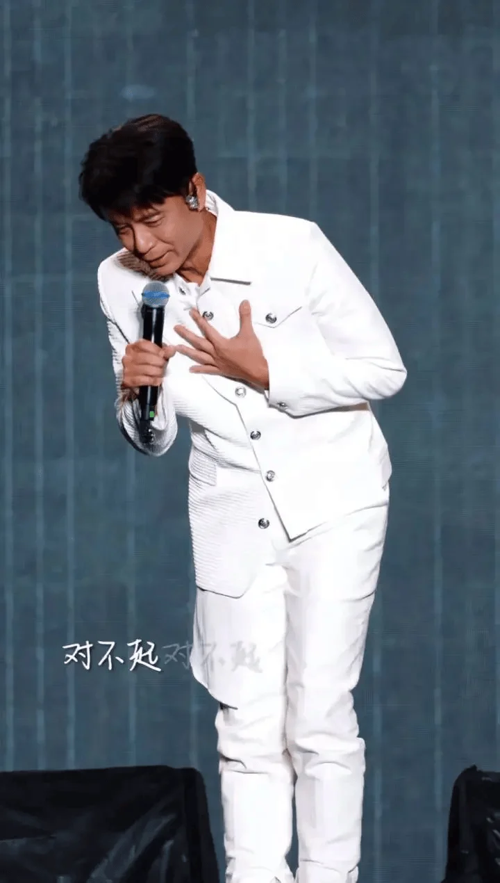 李克勤班机遇冰雹大迟到 次日凌晨登台致歉 铁粉连唱20首神救场