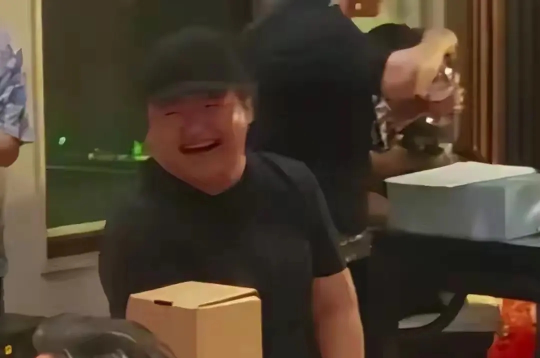 刘欢豪宅装修值千万，客厅容百人，不请保姆