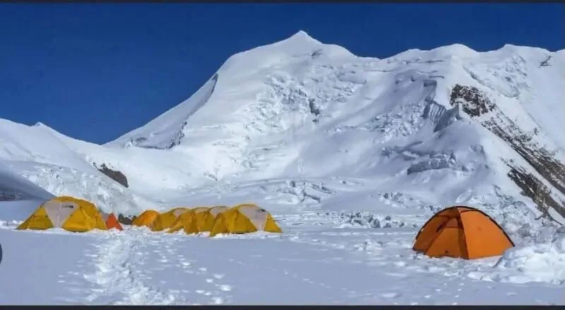尼泊尔7000米级雪山突发雪崩 14名当地向导及后勤失联