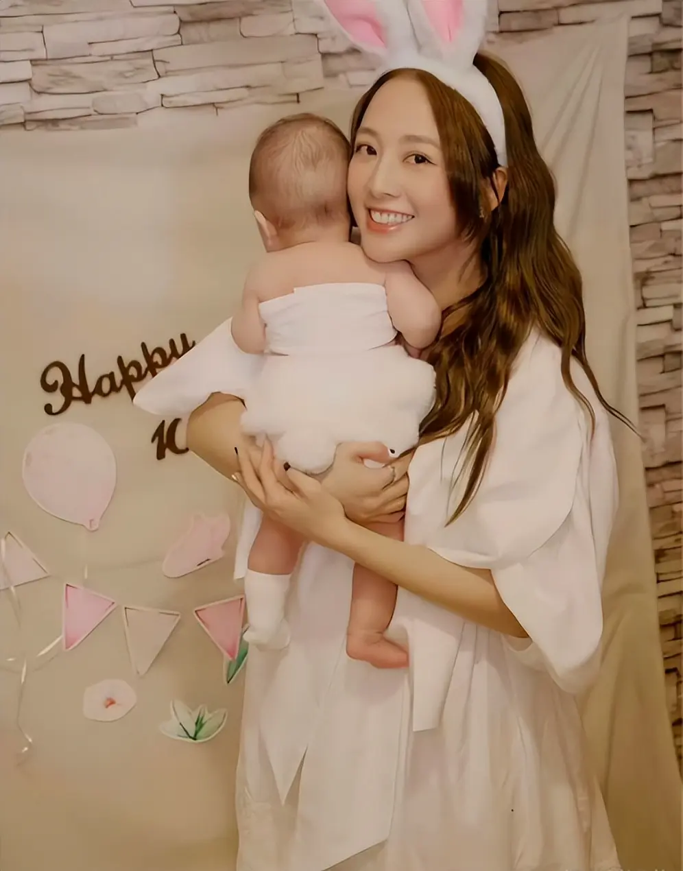 表面是“黄花大闺女”，实际却偷偷生子的女明星