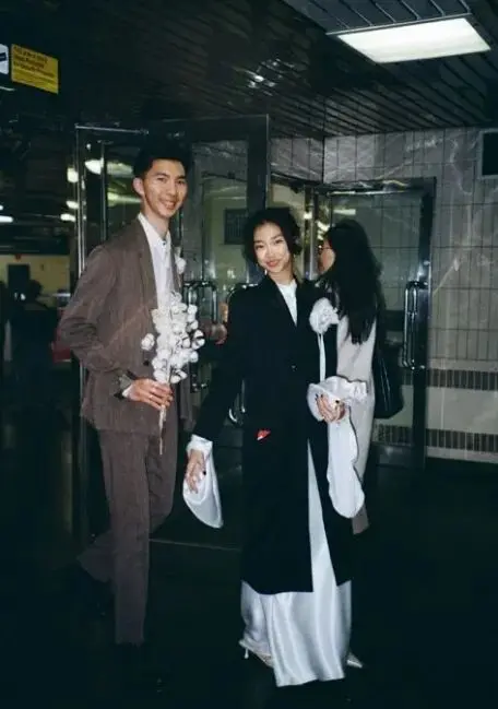 华人小哥上班坐地铁“一眼看中”美女！不到2年回原地结婚