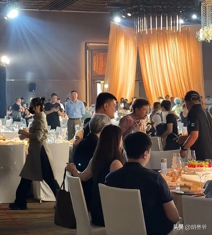 姚明带父母参加婚宴！喝到满脸通红，手拿香烟