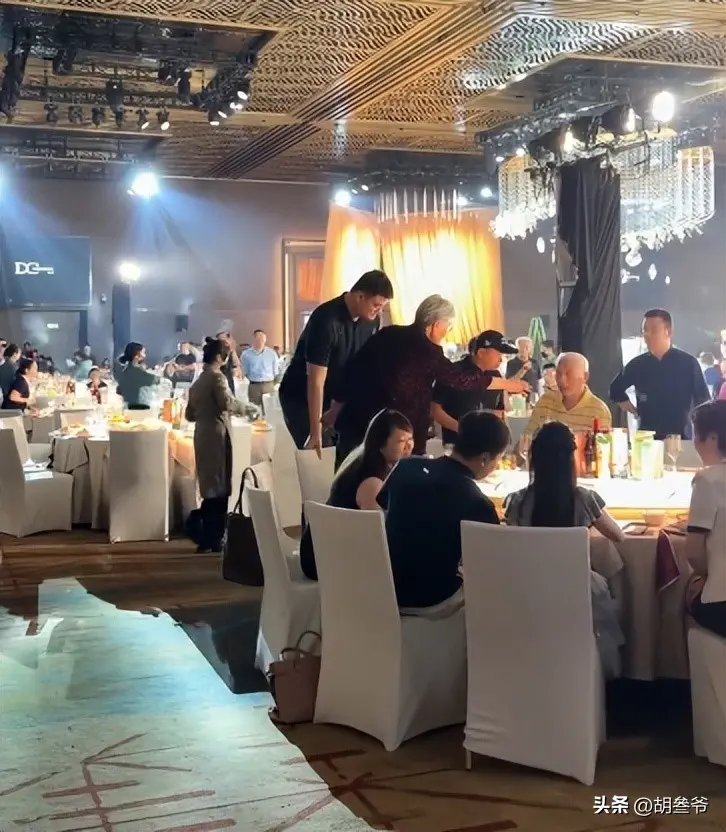 姚明带父母参加婚宴！喝到满脸通红，手拿香烟