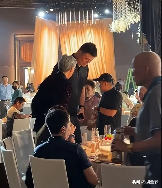 姚明带父母参加婚宴！喝到满脸通红，手拿香烟