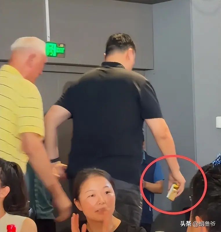 姚明带父母参加婚宴！喝到满脸通红，手拿香烟