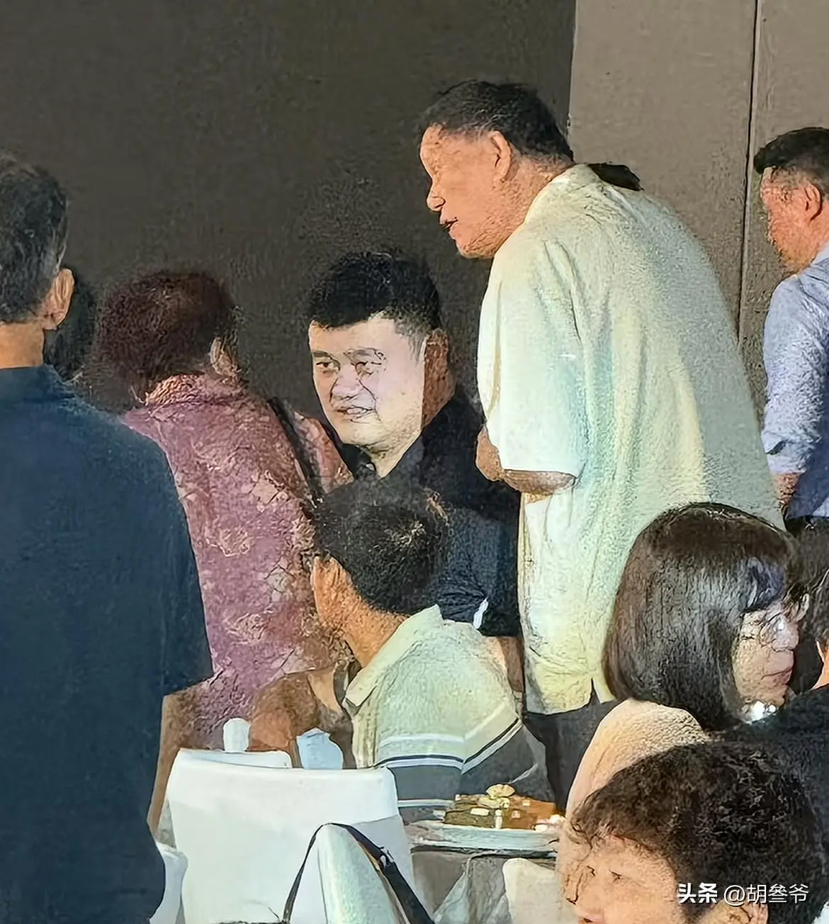 姚明带父母参加婚宴！喝到满脸通红，手拿香烟