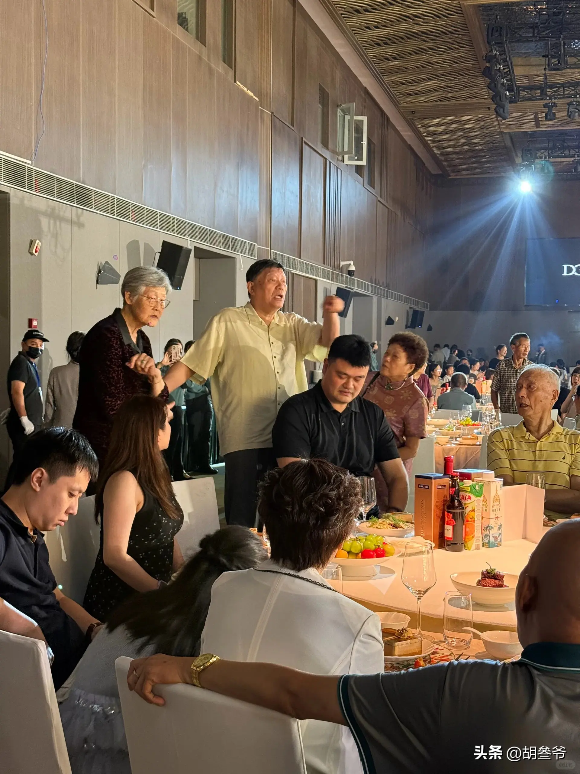 姚明带父母参加婚宴！喝到满脸通红，手拿香烟