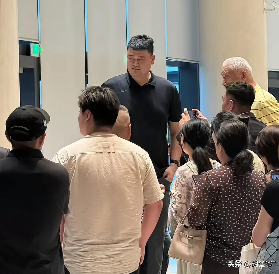 姚明带父母参加婚宴！喝到满脸通红，手拿香烟