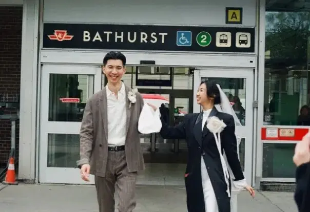 华人小哥上班坐地铁“一眼看中”美女！不到2年回原地结婚