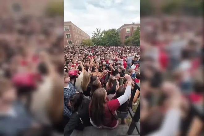 失控！安省超5000名大学生挤爆街头：防暴警察出动，现场喷胡椒水