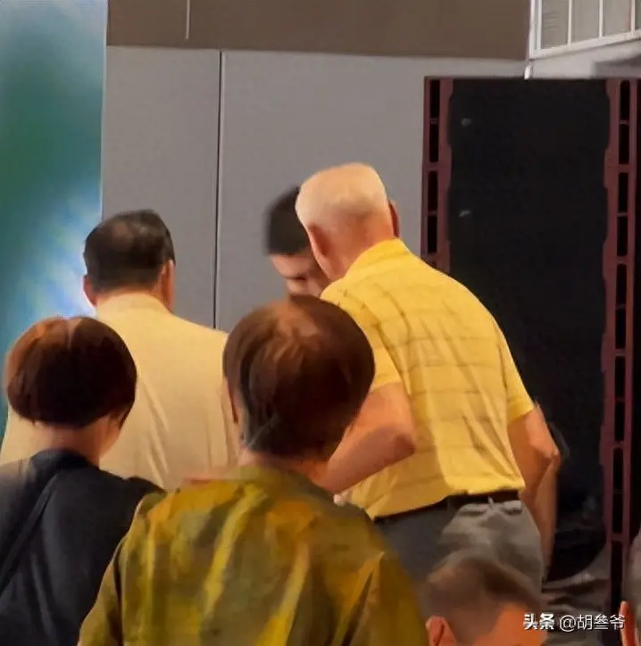 姚明带父母参加婚宴！喝到满脸通红，手拿香烟