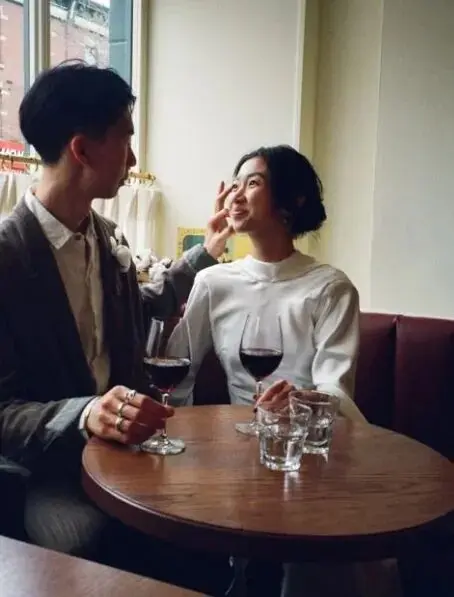 华人小哥上班坐地铁“一眼看中”美女！不到2年回原地结婚