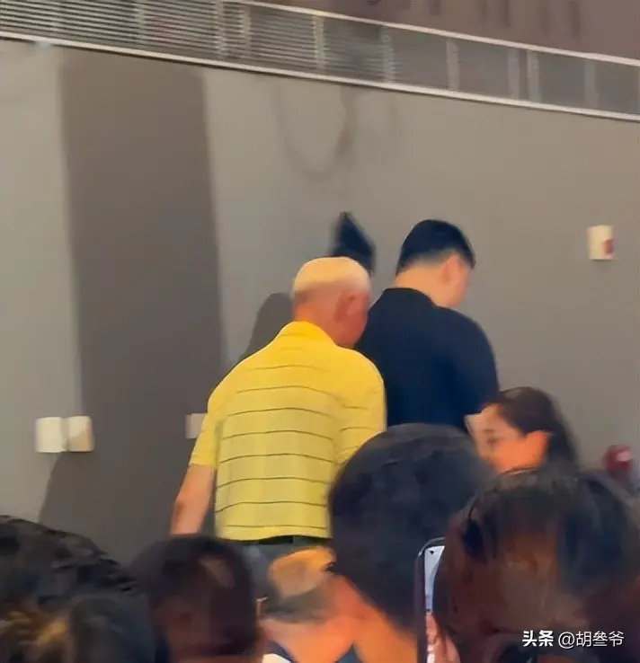 姚明带父母参加婚宴！喝到满脸通红，手拿香烟