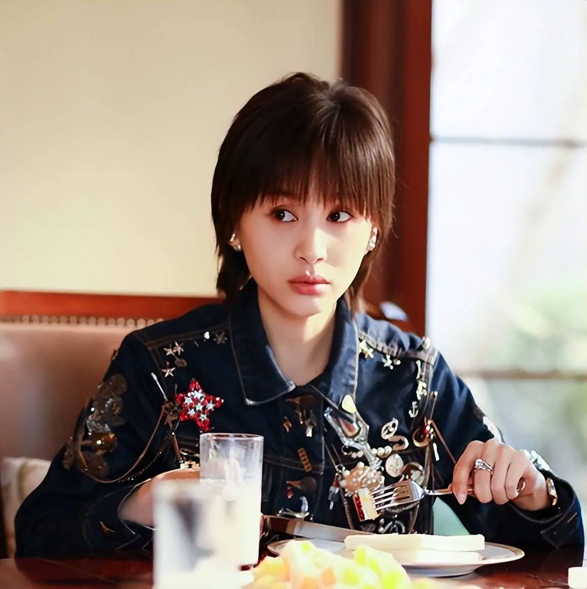 表面是“黄花大闺女”，实际却偷偷生子的女明星