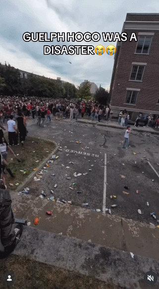 失控！安省超5000名大学生挤爆街头：防暴警察出动，现场喷胡椒水