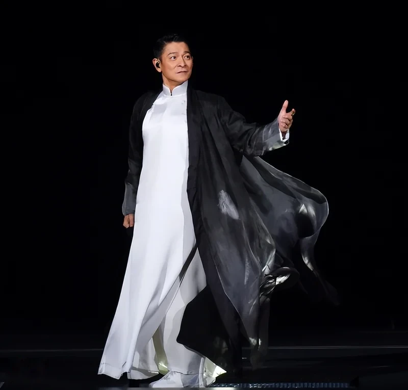 郭富城深圳演唱会，两女儿首次露脸跳鲨鱼舞