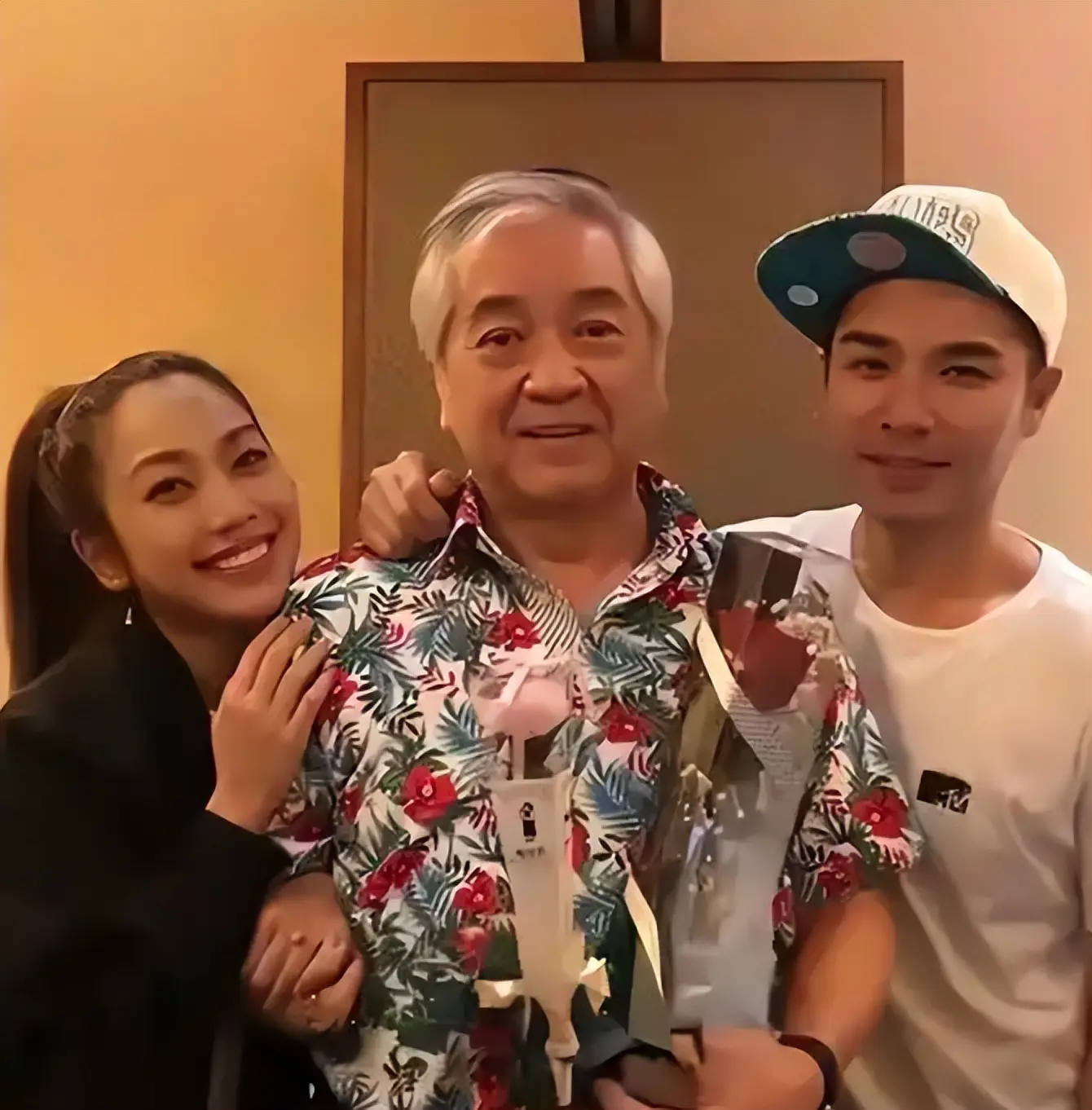 80岁秦沛：定居加拿大，很宠日本妻子