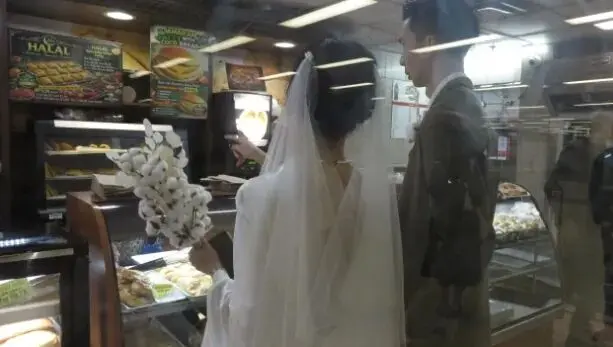 华人小哥上班坐地铁“一眼看中”美女！不到2年回原地结婚