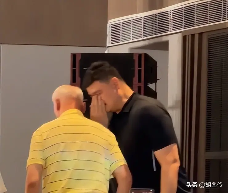 姚明带父母参加婚宴！喝到满脸通红，手拿香烟