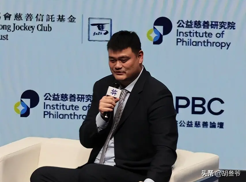 姚明带父母参加婚宴！喝到满脸通红，手拿香烟