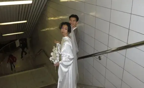 华人小哥上班坐地铁“一眼看中”美女！不到2年回原地结婚