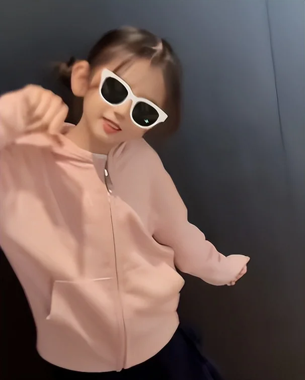 郭富城深圳演唱会，两女儿首次露脸跳鲨鱼舞
