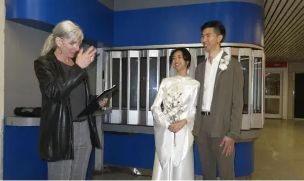 华人小哥上班坐地铁“一眼看中”美女！不到2年回原地结婚