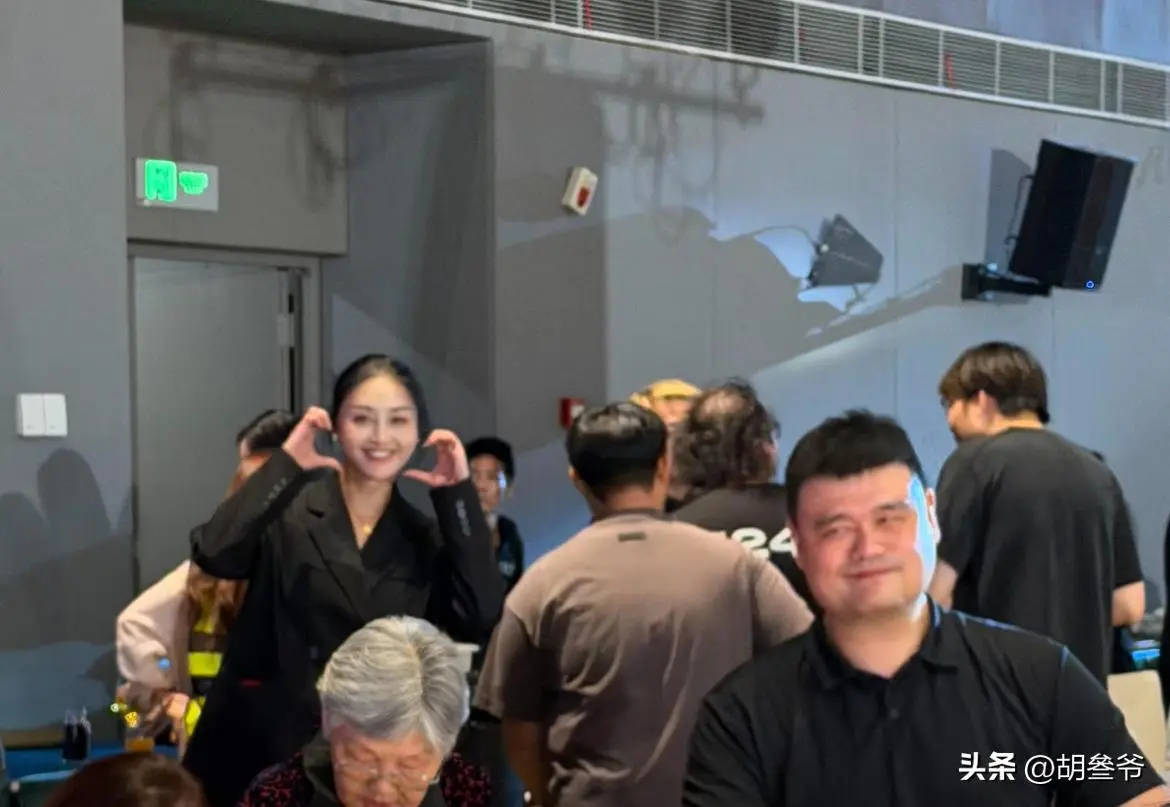 姚明带父母参加婚宴！喝到满脸通红，手拿香烟