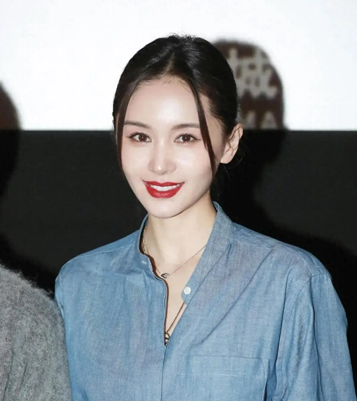 表面是“黄花大闺女”，实际却偷偷生子的女明星