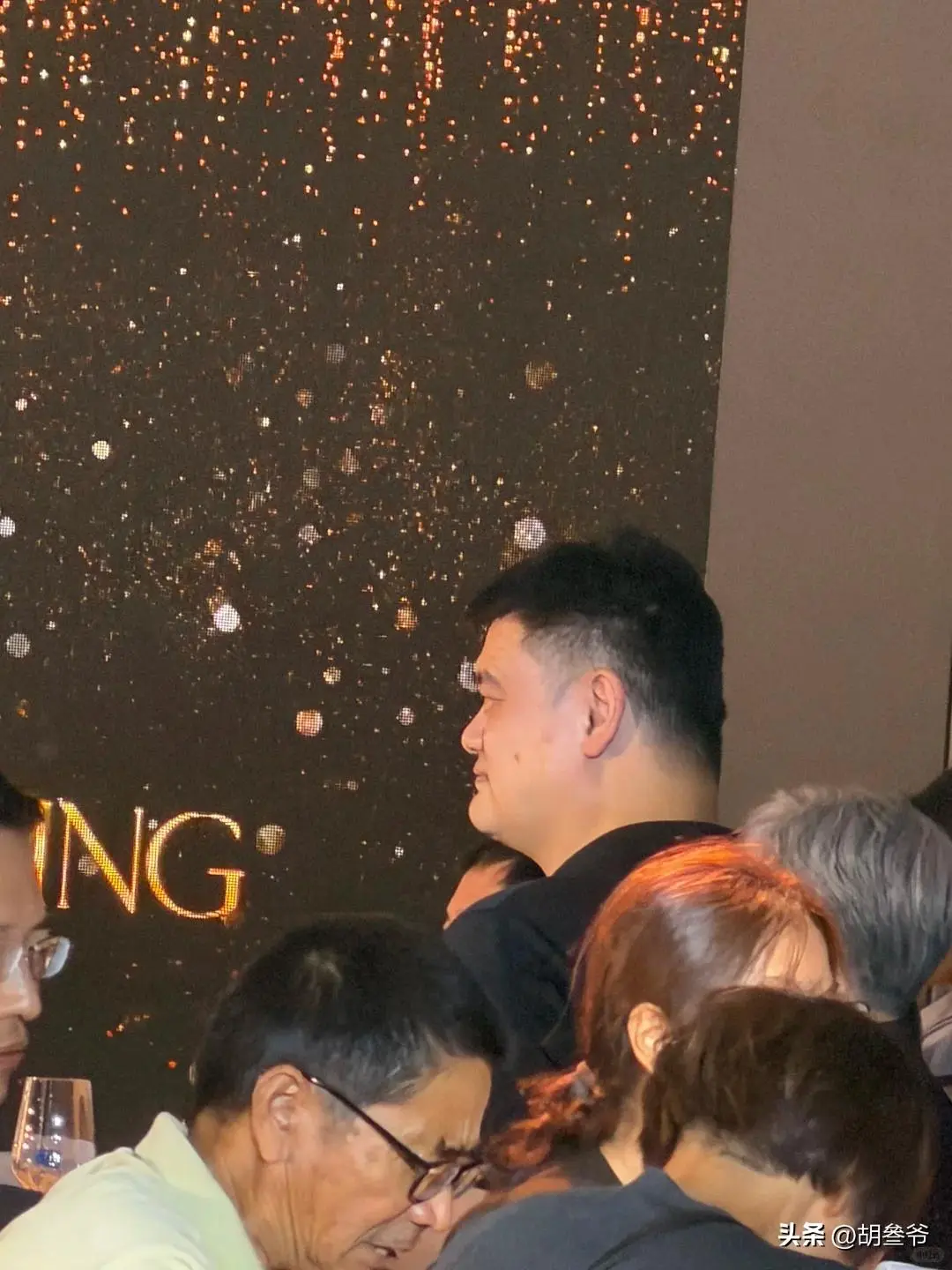 姚明带父母参加婚宴！喝到满脸通红，手拿香烟