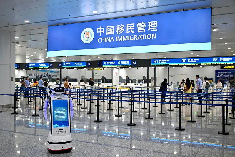 中国扩大AI人才出境限制，家属出国也须获批