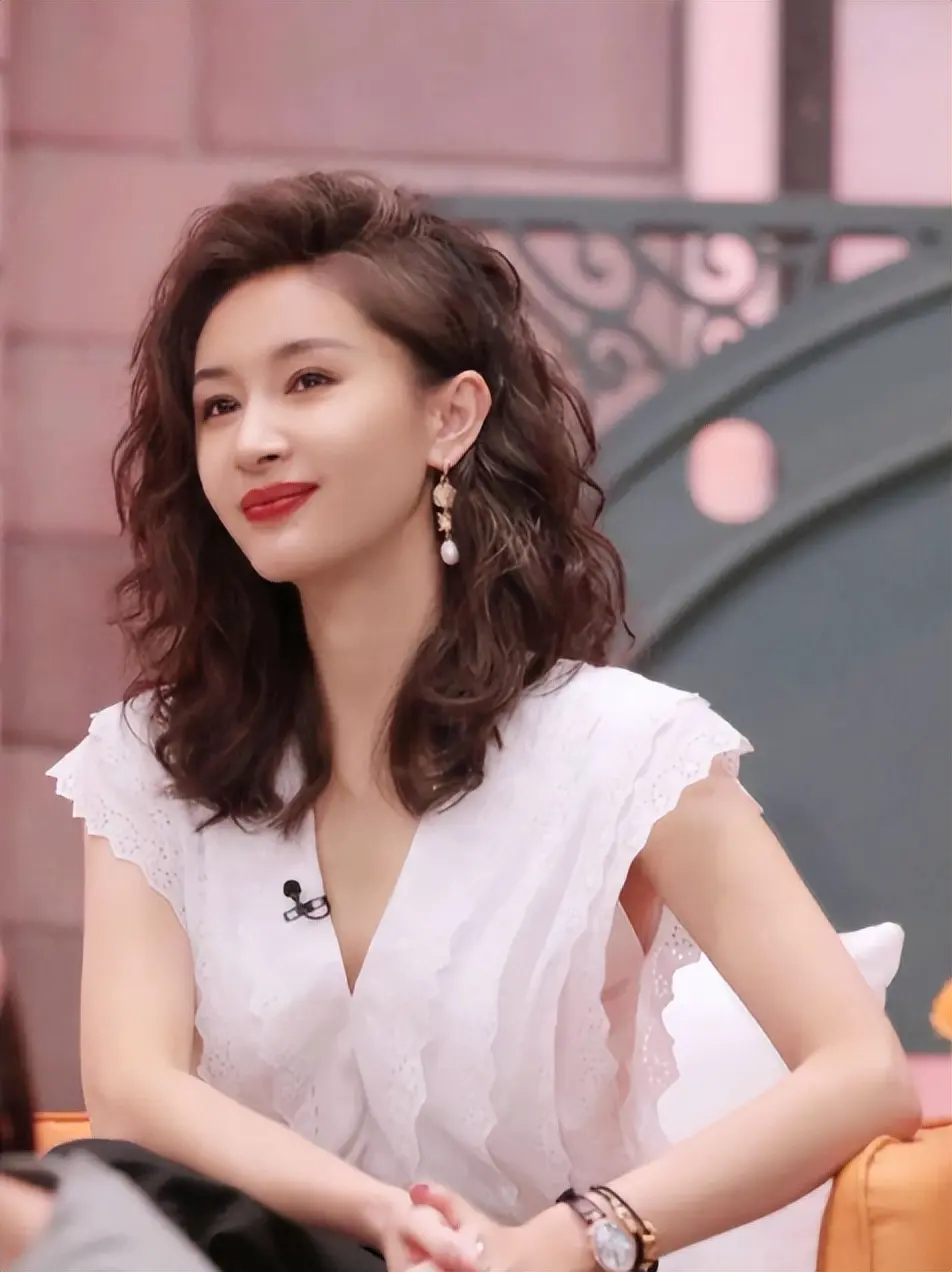 表面是“黄花大闺女”，实际却偷偷生子的女明星