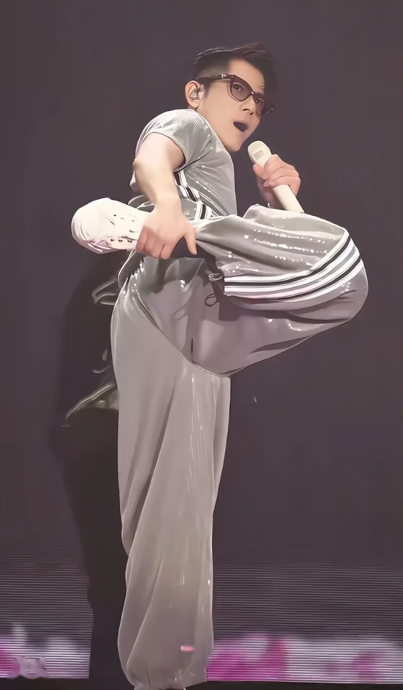 郭富城深圳演唱会，两女儿首次露脸跳鲨鱼舞