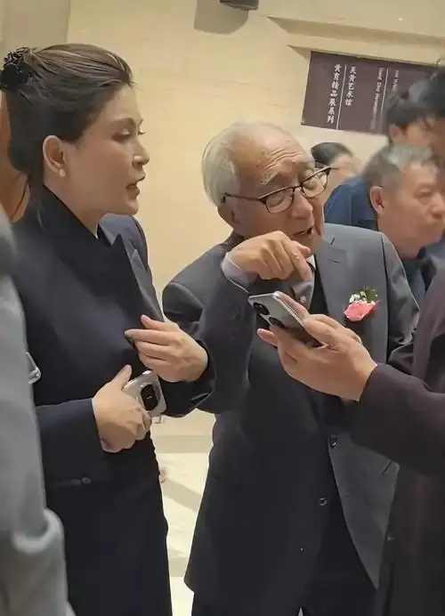嫁大44岁老艺术家，47岁的她到底图啥？