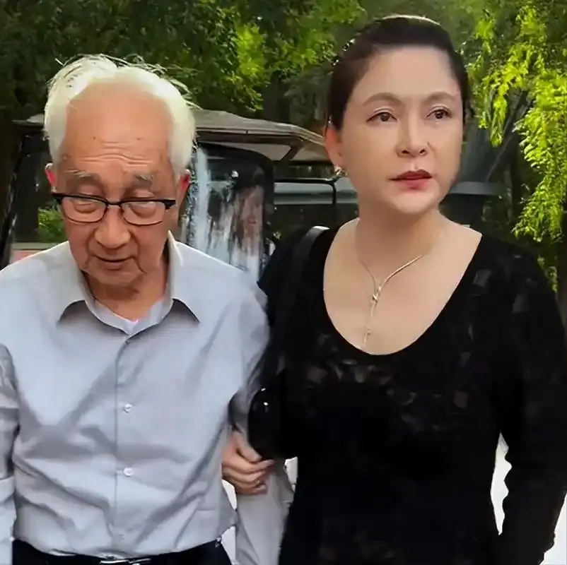 嫁大44岁老艺术家，47岁的她到底图啥？