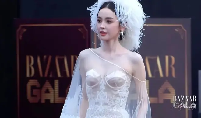 芭莎之夜:戚薇大胆,娜扎美的惊心动魄,白鹿身材好顶