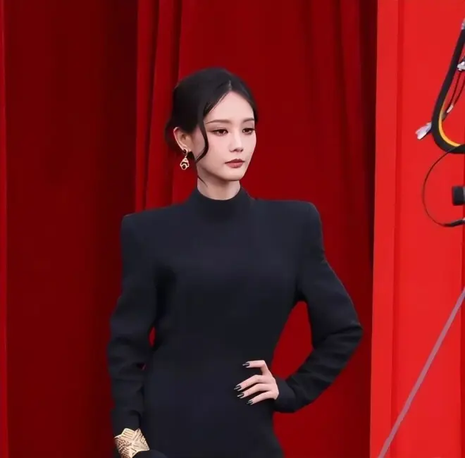 芭莎之夜:戚薇大胆,娜扎美的惊心动魄,白鹿身材好顶