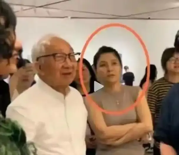 嫁大44岁老艺术家，47岁的她到底图啥？