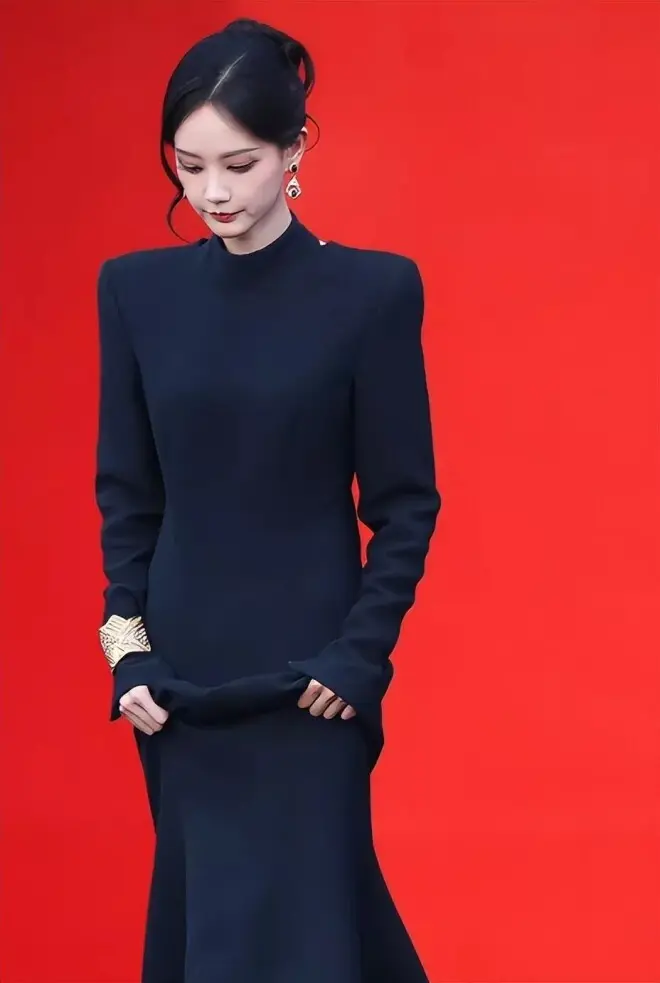 芭莎之夜:戚薇大胆,娜扎美的惊心动魄,白鹿身材好顶